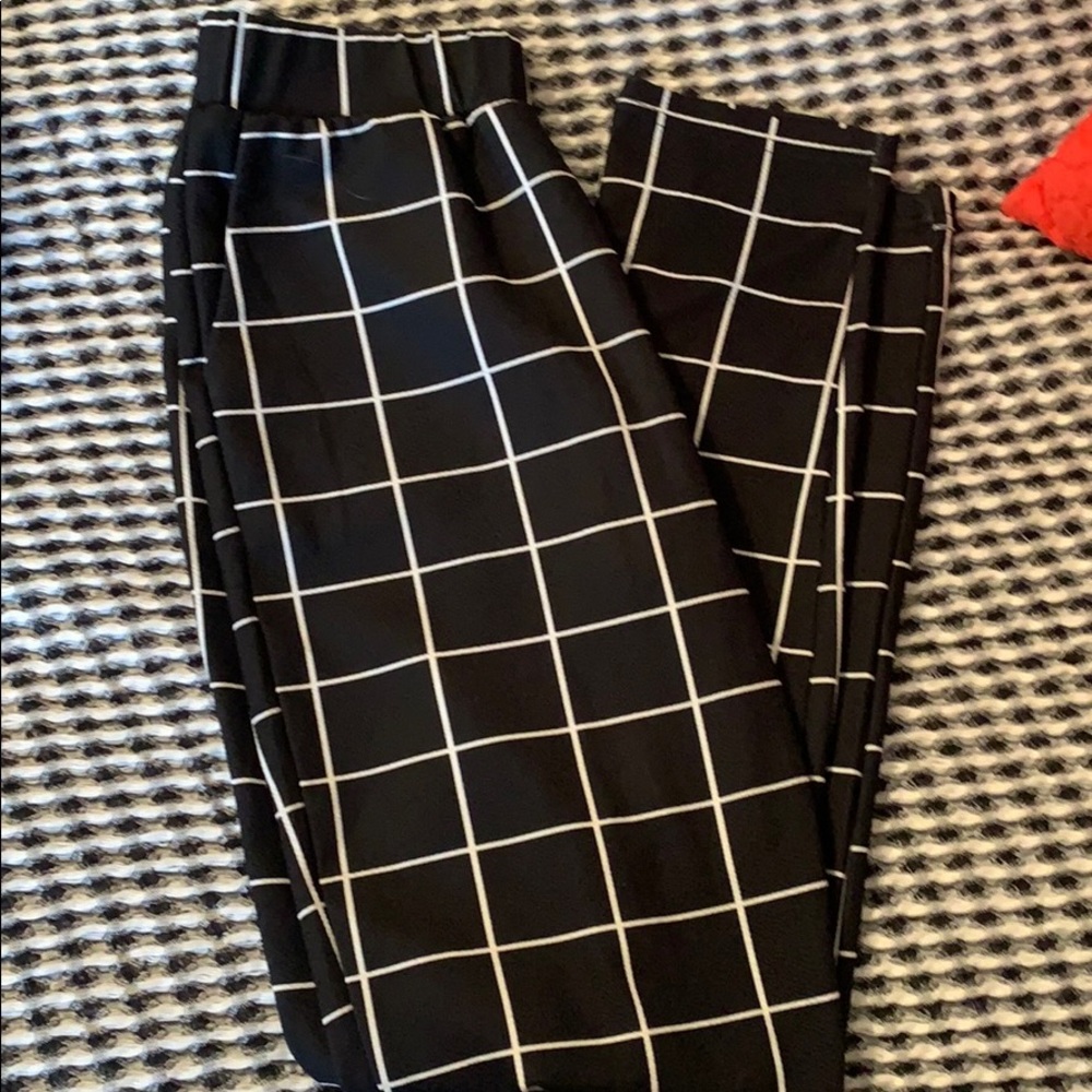 Super cute black and white high waisted pants.